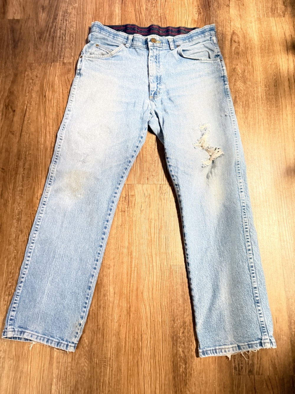 Wrangler Light Blue Straight Men's Jeans with Distressed Knee